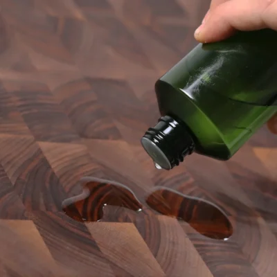 aceite para tablas de picar sobre tabla de nogal