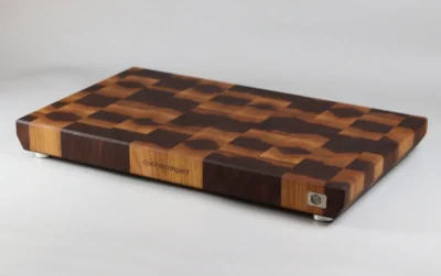 Tabla de cortar en madera oscura de nogal americano