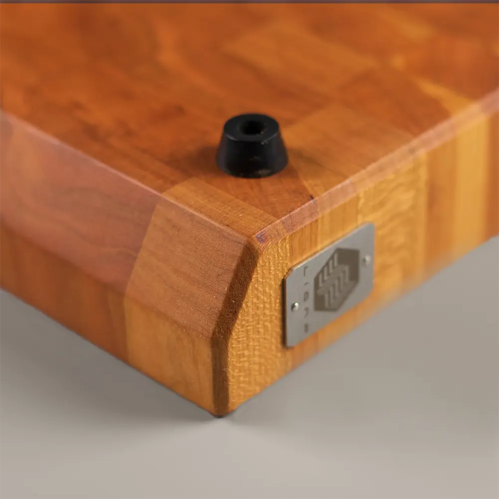 <div class="titlecerezo"> <p class="second-name">Pura</p> Cerisier <p class="hidekey"> Planche à découper pour cerisier</p></div>