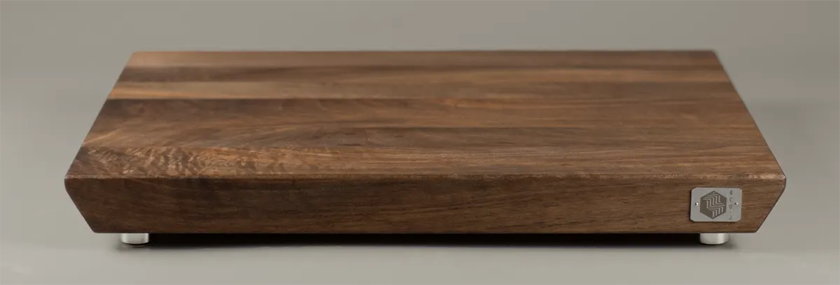 <div class="titlenogal"><p class="second-name">LINEA</p> Noyer <p class="hidekey"> planche de noyer au grain</p></div>